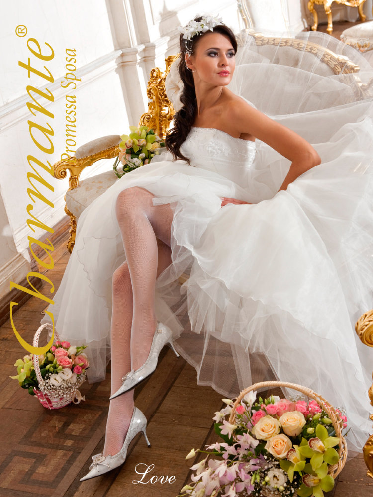 Короткое свадебное платье с чулками